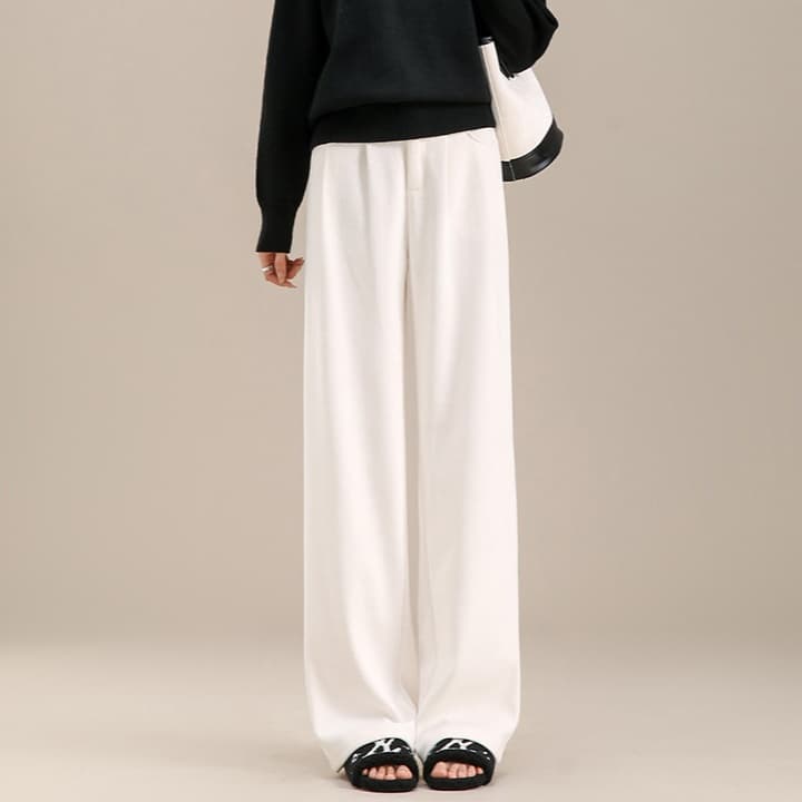 ベージュパンツ ゆったりワイドシルエットスラックス
