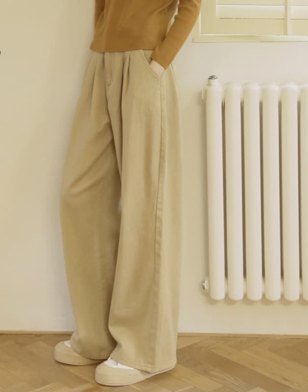 ベージュパンツ ゆったりワイドシルエットパンツ