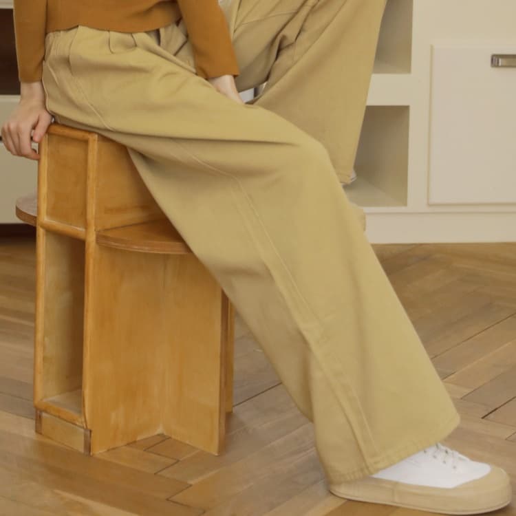 ベージュパンツ ゆったりワイドシルエットパンツ