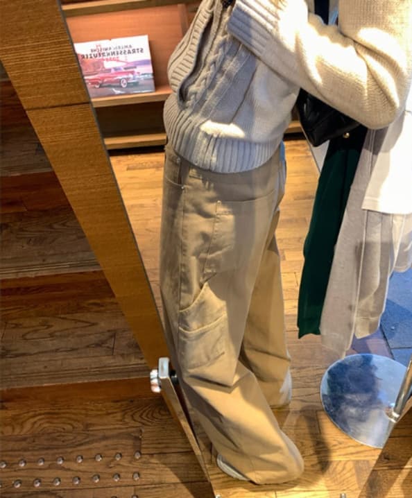 ベージュパンツ ゆったりワイドカーゴパンツ