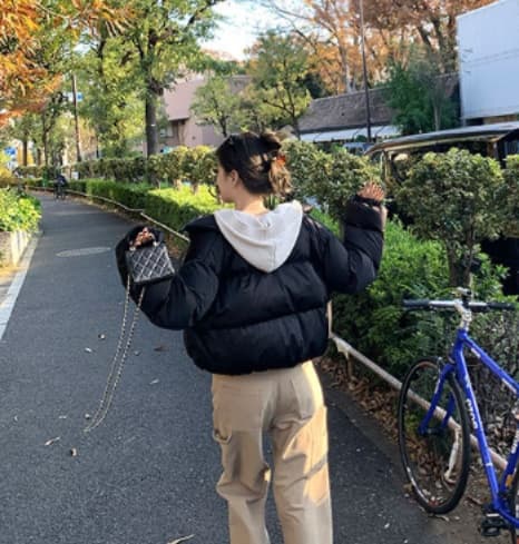 ベージュパンツ ゆったりワイドカーゴパンツ