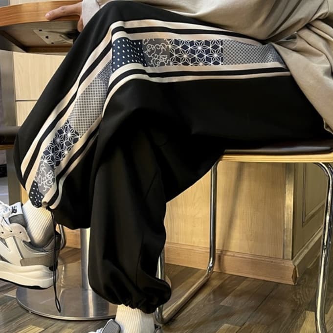 ベージュパンツ メンズ 幾何学模様ライン入り ゆったりパンツ
