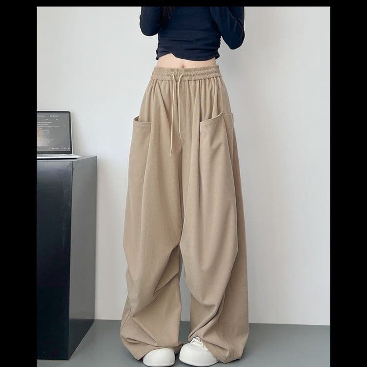 ベージュパンツ ゆったりワイドシルエット大容量ポケット付きパンツ