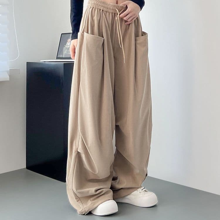 ベージュパンツ ゆったりワイドシルエット大容量ポケット付きパンツ