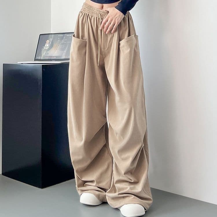 ベージュパンツ ゆったりワイドシルエット大容量ポケット付きパンツ