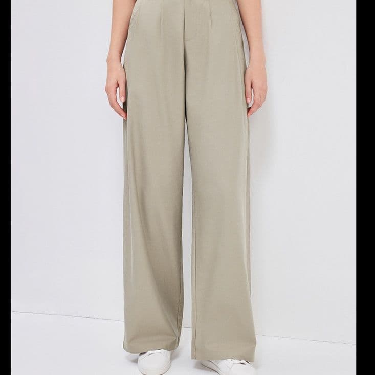 ベージュパンツ ワイドレッグタック入りセンタープレスパンツ