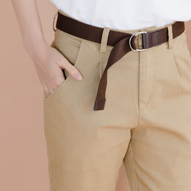 ベージュパンツ すっきりシルエットのタックパンツ