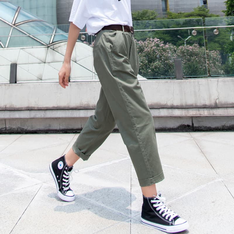 ベージュパンツ ゆったりテーパードパンツ