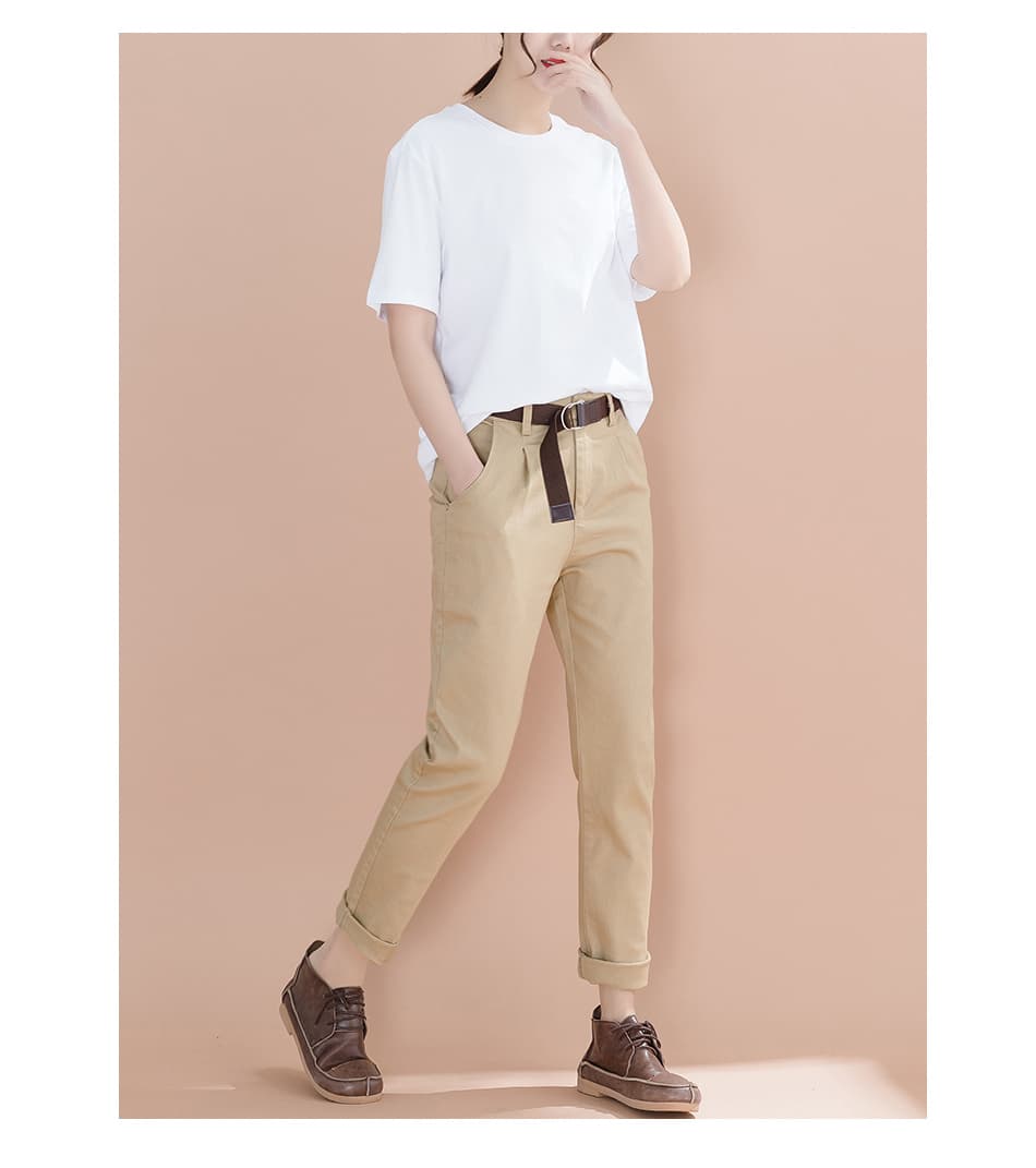 ベージュパンツ すっきりシルエットのタックパンツ