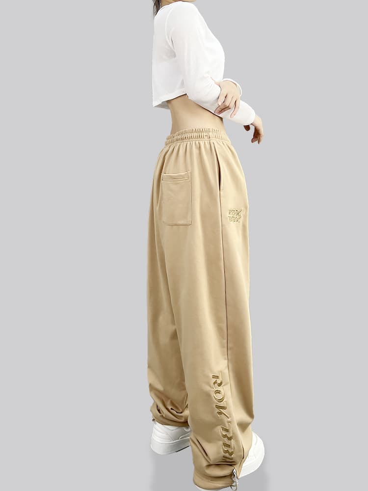 ベージュパンツ やわらか素材のゆったりワイドパンツ
