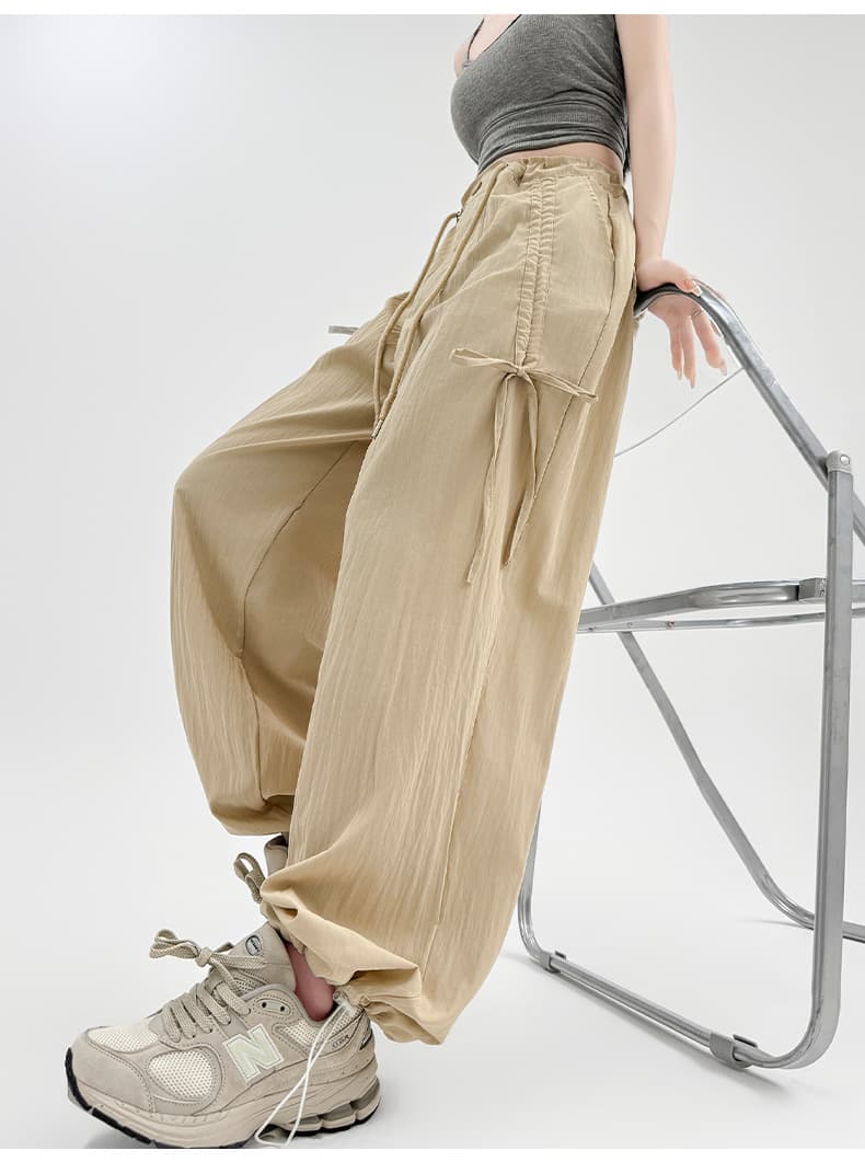ベージュパンツ ドローストリング付きワイドシルエットパンツ