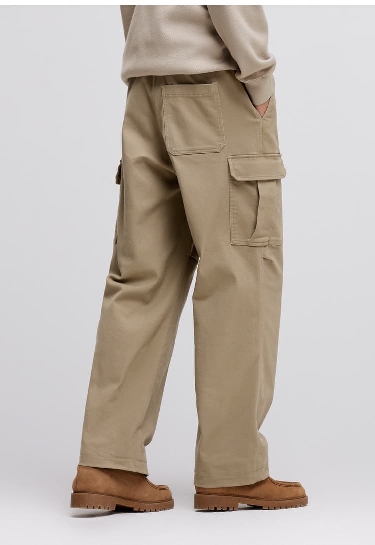 ベージュパンツ ゆったりシルエットのベーシックカーゴパンツ