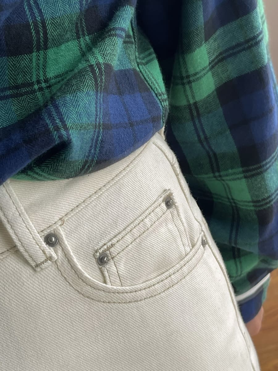 ベージュパンツ なめらかストレートデニム