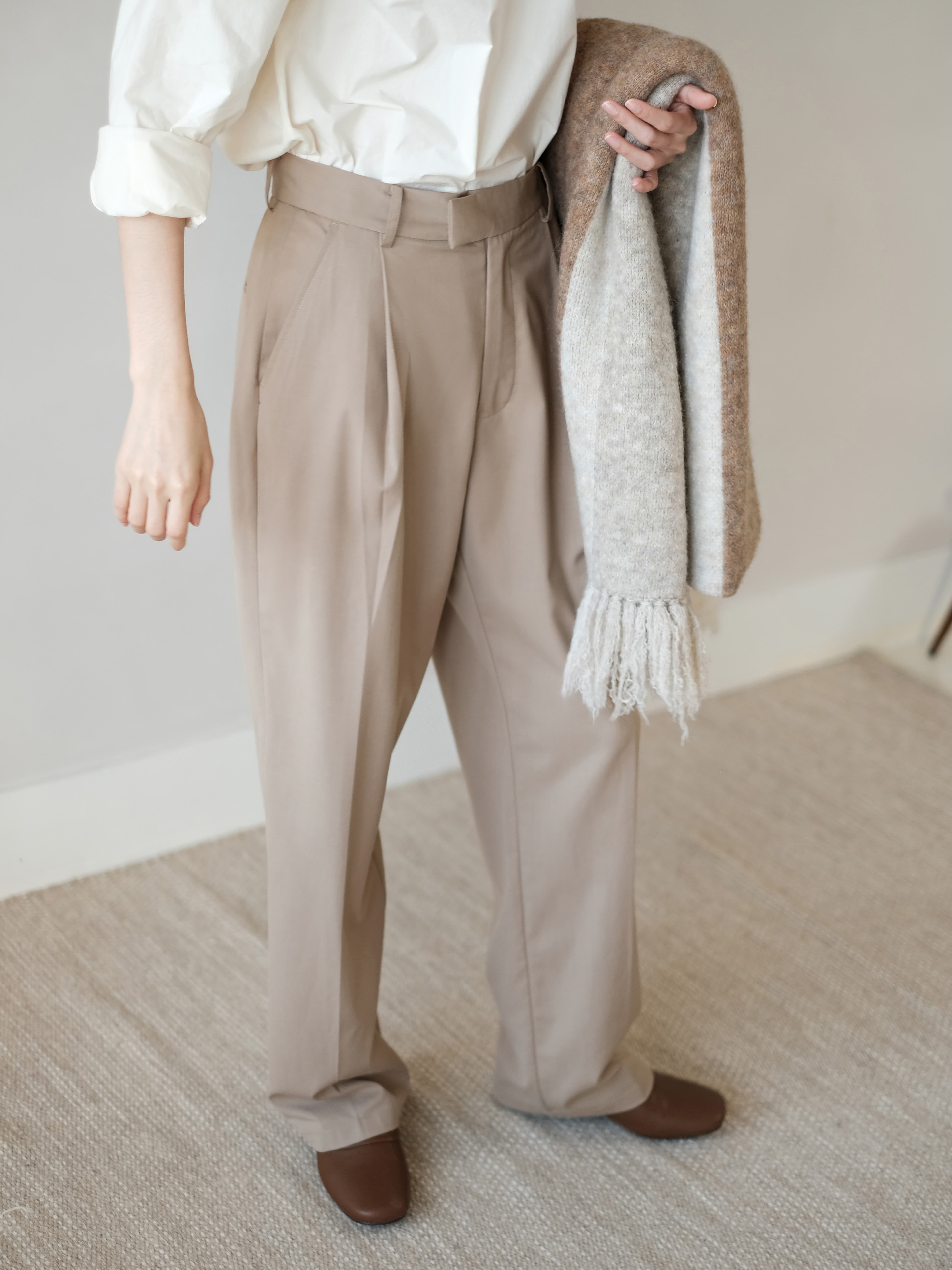 ベージュパンツ なめらか上質ワイドスラックス