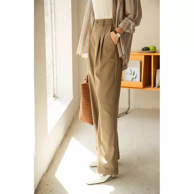ベージュパンツ なめらかバルーンワイドパンツ