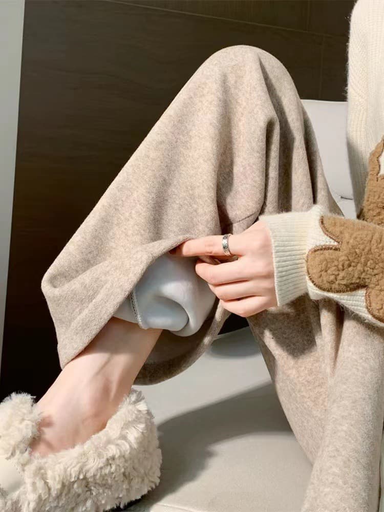 ベージュパンツ ふわもこ素材のリラックスワイドパンツ