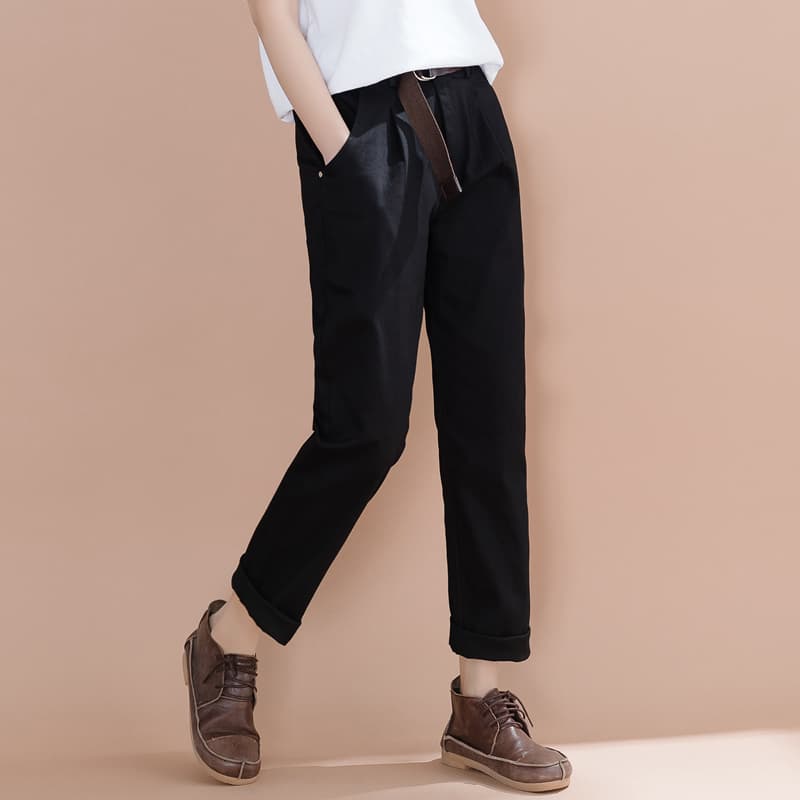 ベージュパンツ すっきりシルエットのタックパンツ