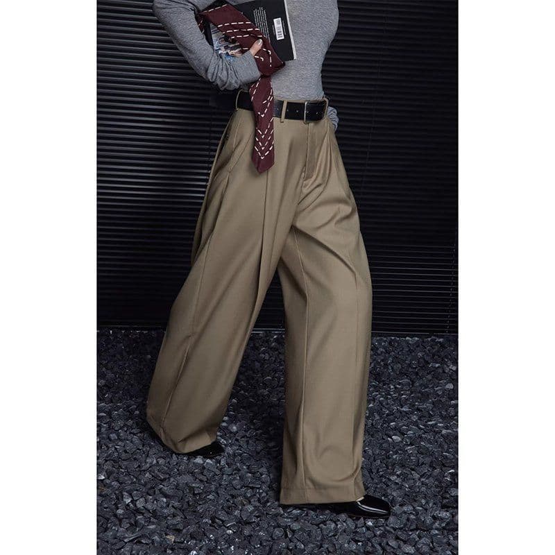 ベージュパンツ ウエストマーク仕様のワイドパンツ