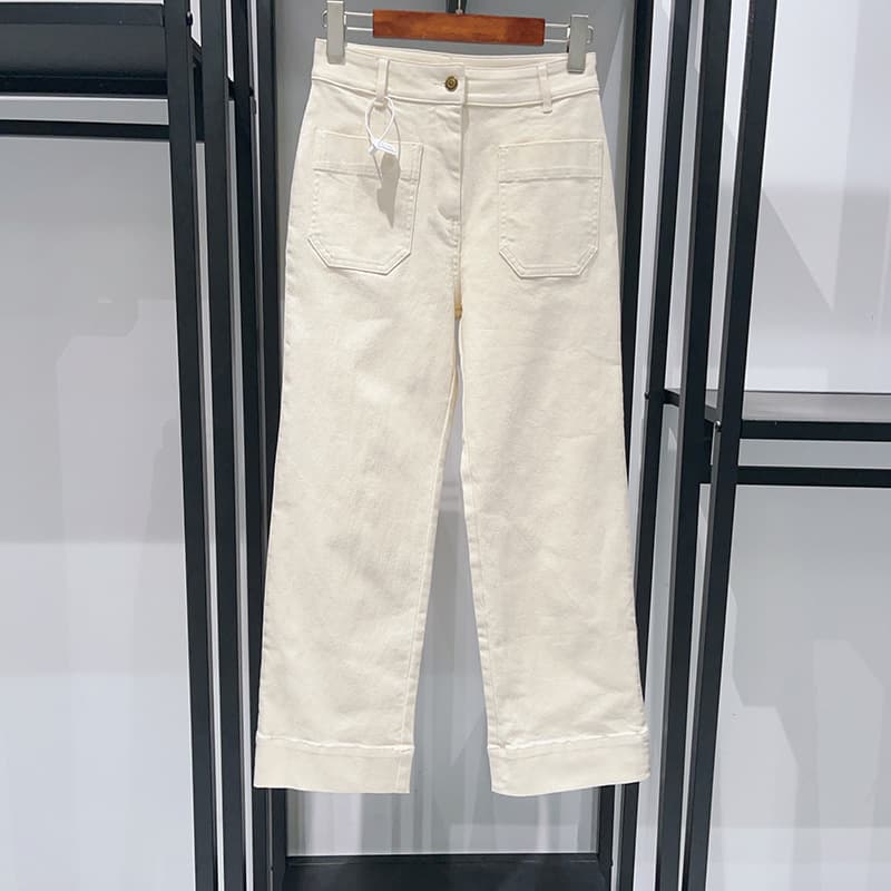 ベージュパンツ 上質素材のワイドポケットパンツ