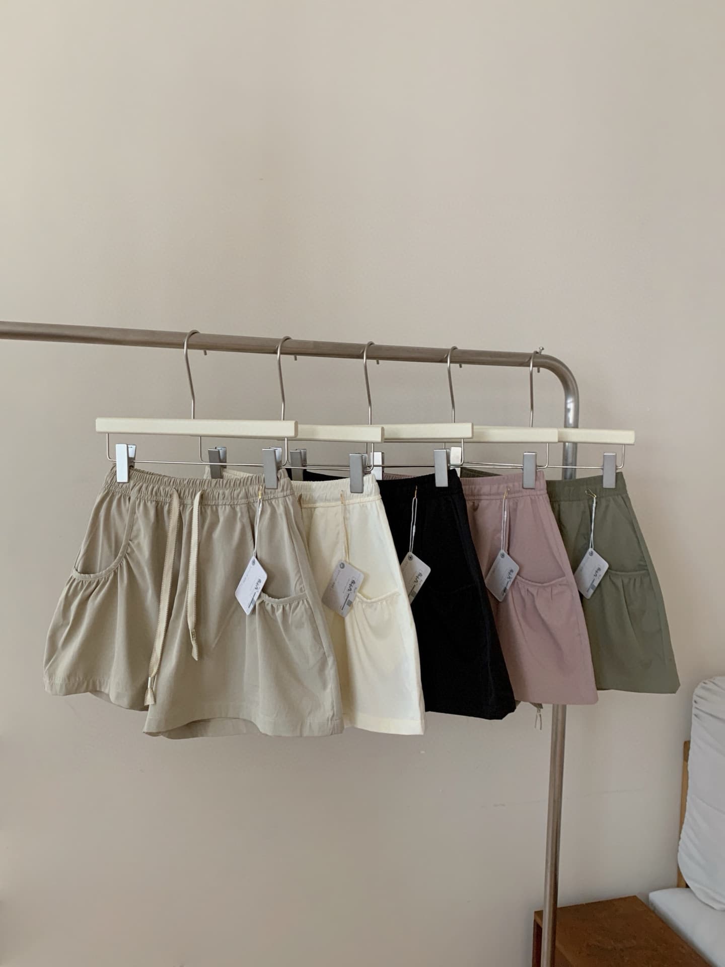 ベージュパンツ レディース ゆったりポケット付きリラックスショートパンツ
