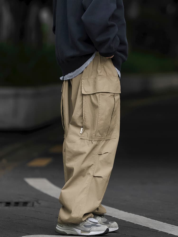 ベージュパンツ ゆったり実用的マルチポケットパンツ