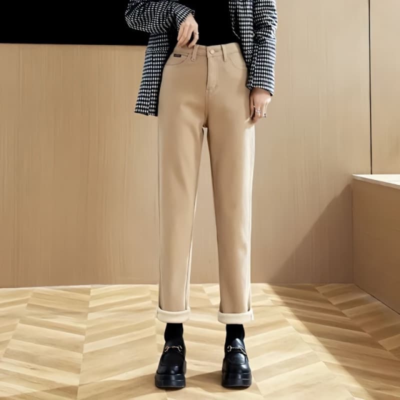 ベージュパンツ すっきりシルエット大人のストレートパンツ