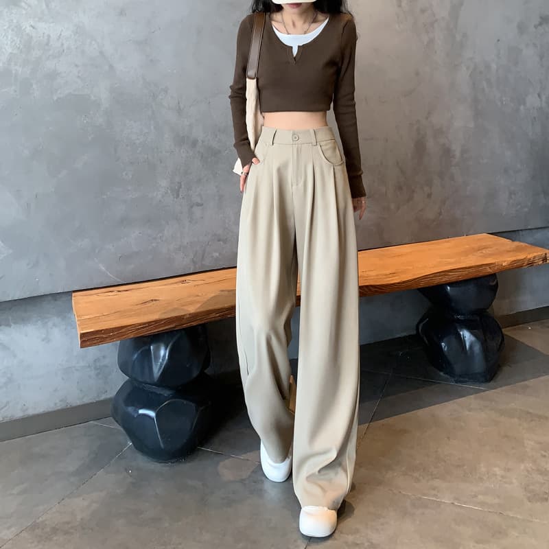 ベージュパンツ ドレープたっぷりフレアパンツ