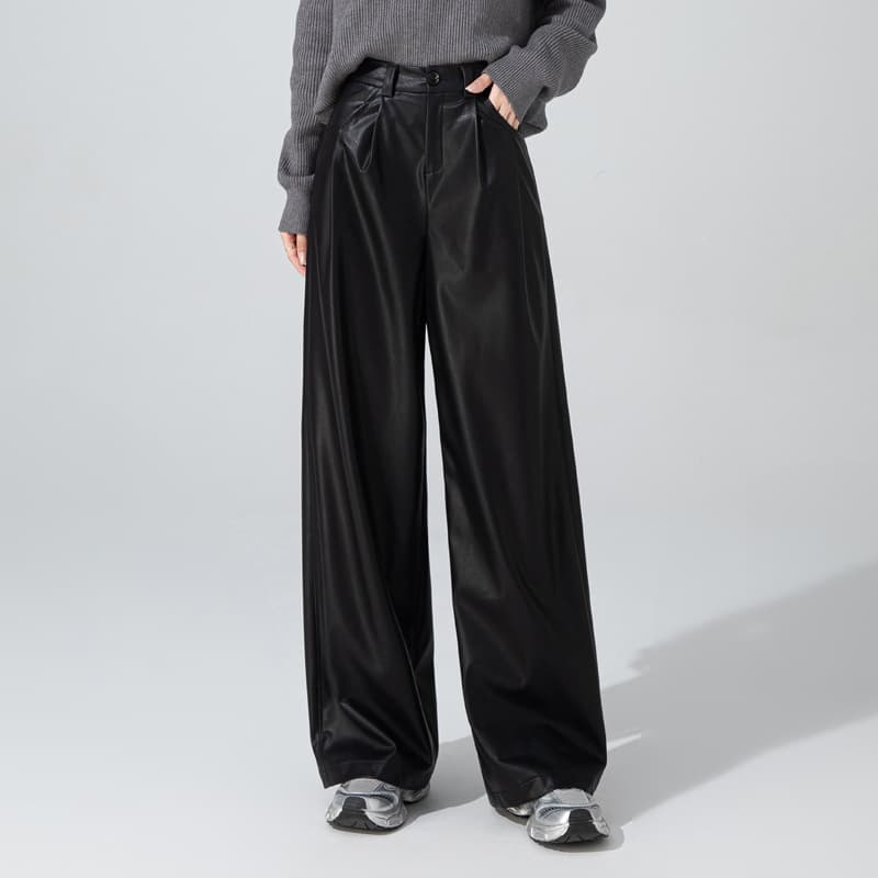 ベージュパンツ ゆったりシルエット光沢レザー調パンツ