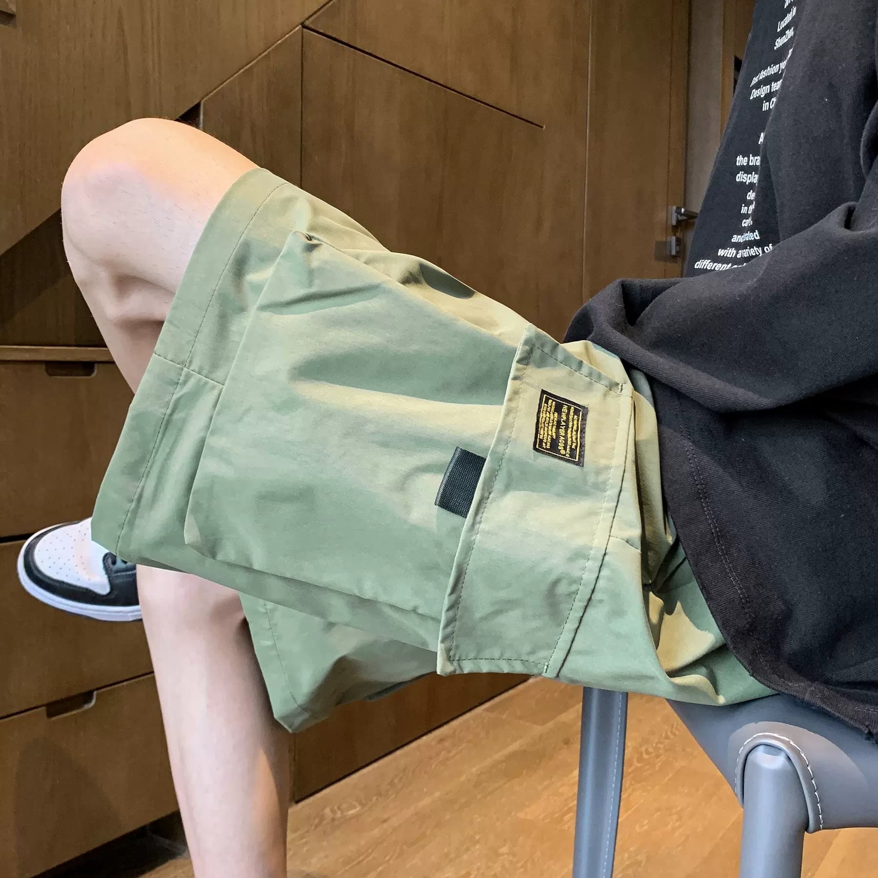 ベージュパンツ カーゴポケット付き ゆったりショートパンツ