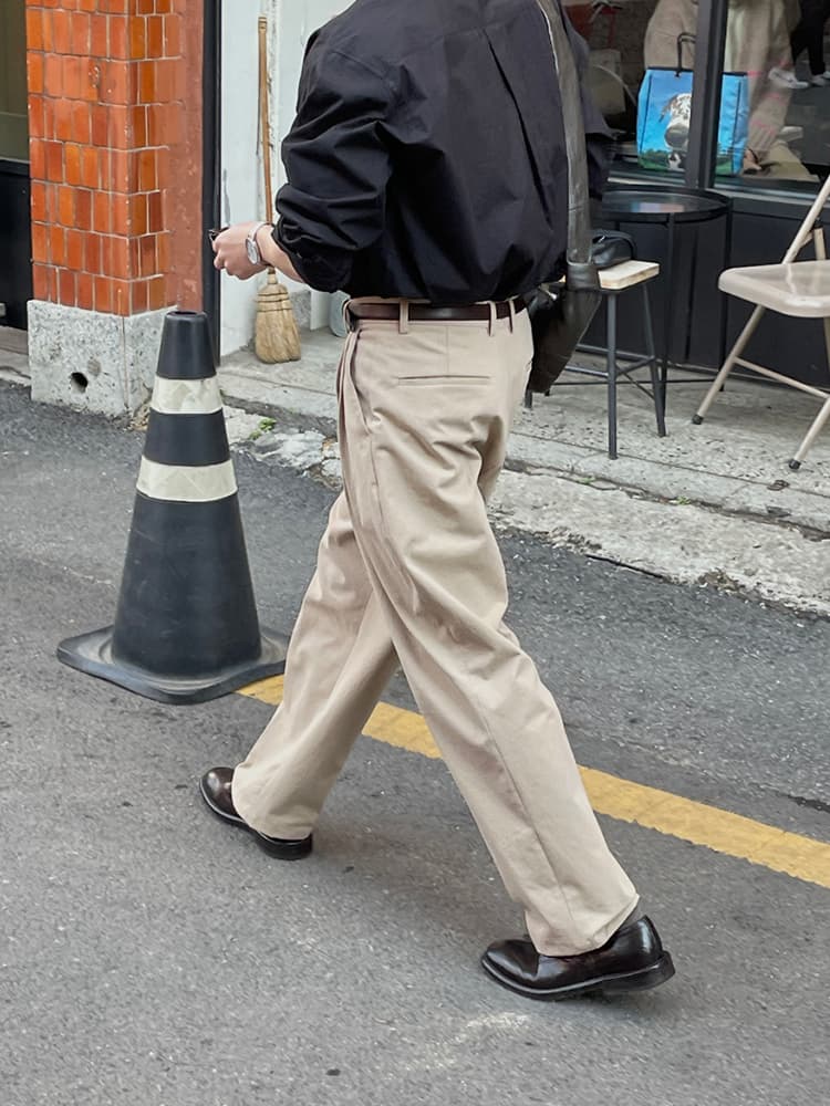 ベージュパンツ 上質プリーツ入り ワイドシルエットパンツ