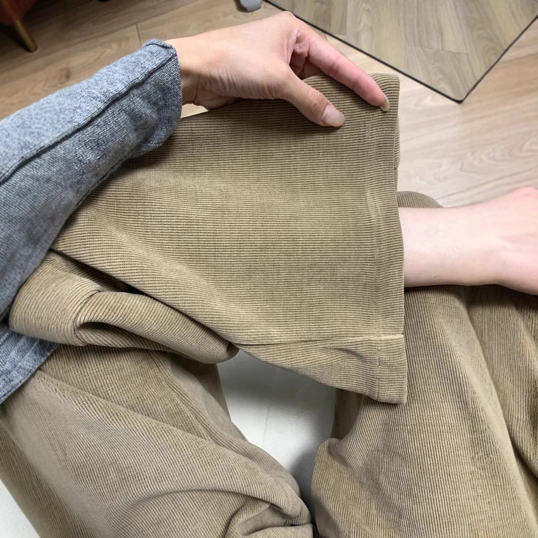 ベージュパンツ たっぷりコーデュロイワイドパンツ