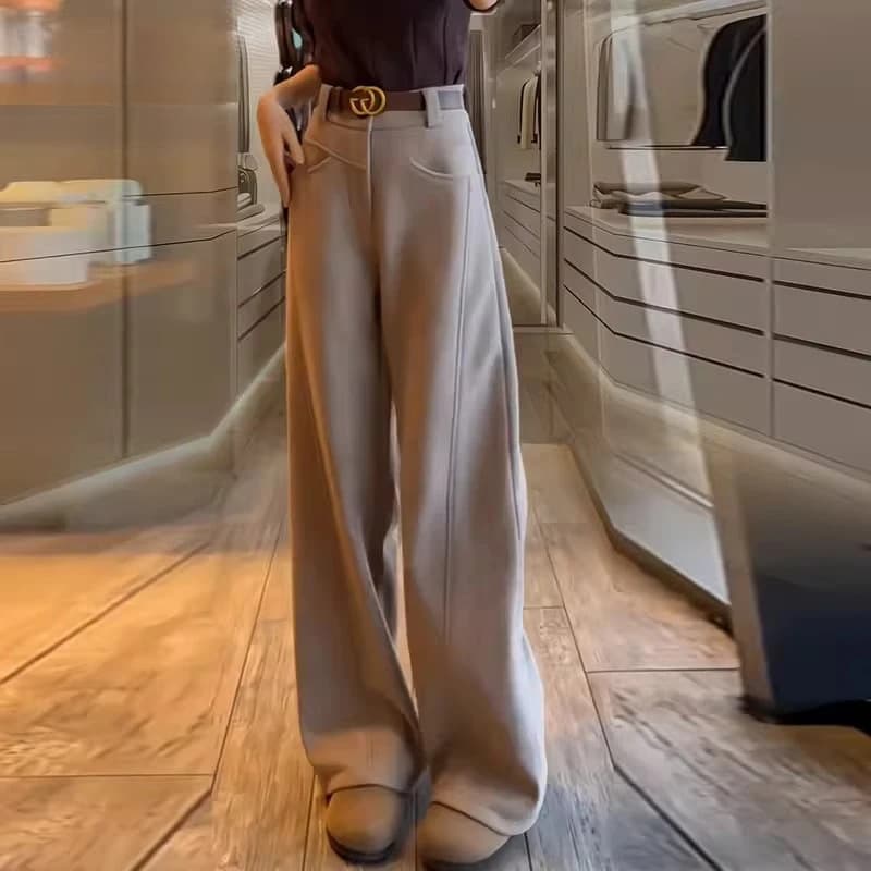 ベージュパンツ ドレープ仕立てワイドパンツ