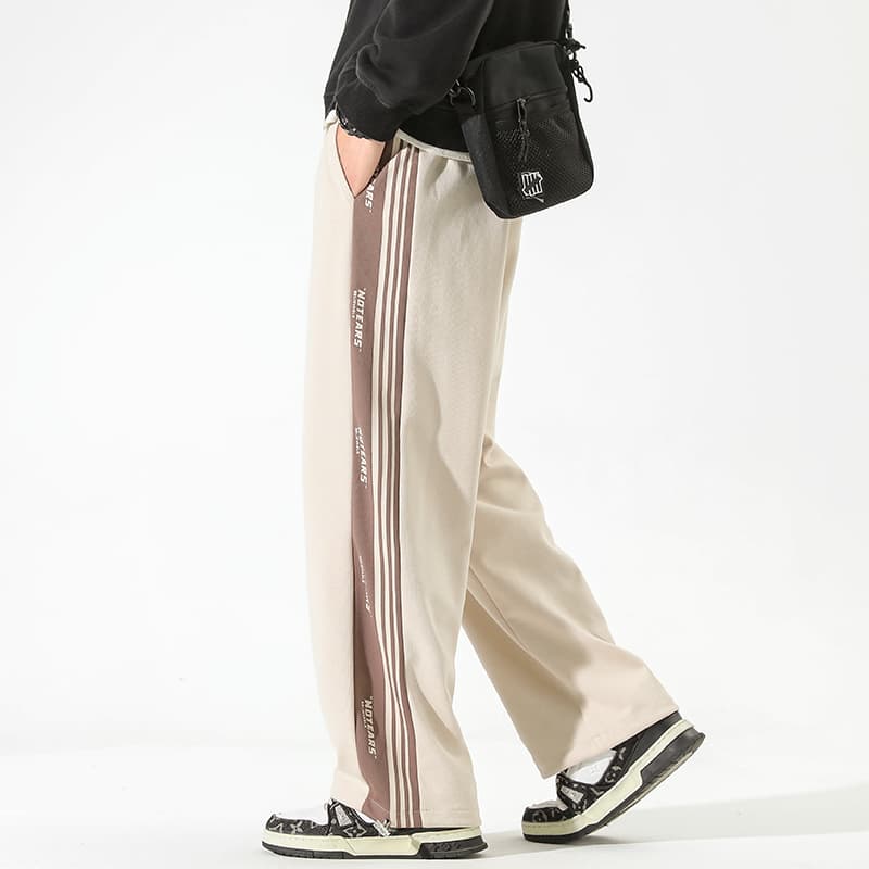 ベージュパンツ サイドライン入りゆったりパンツ