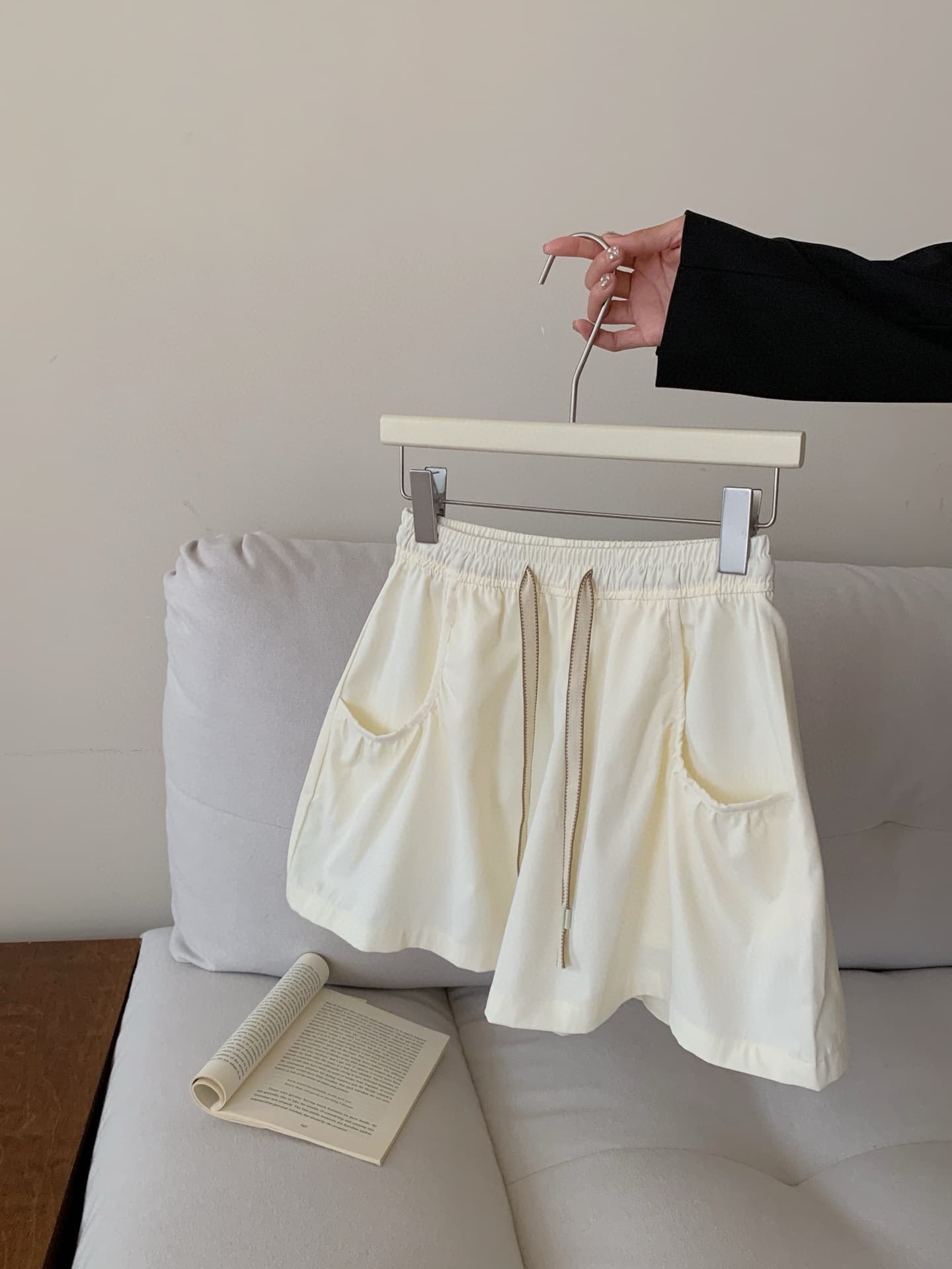 ベージュパンツ レディース ゆったりポケット付きリラックスショートパンツ