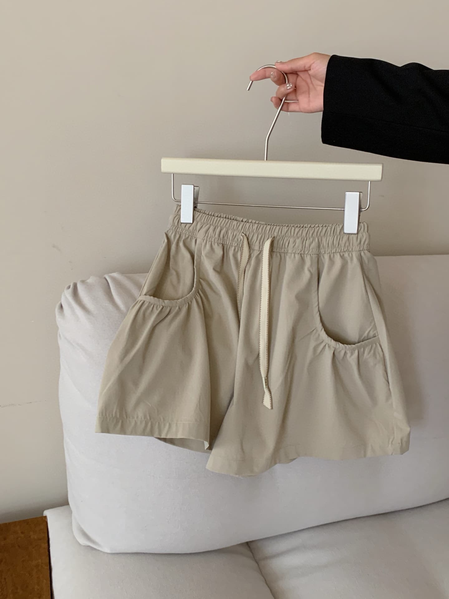 ベージュパンツ レディース ゆったりポケット付きリラックスショートパンツ