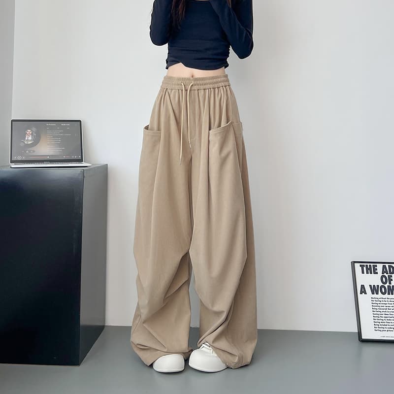 ベージュパンツ ゆったりワイドシルエット大容量ポケット付きパンツ