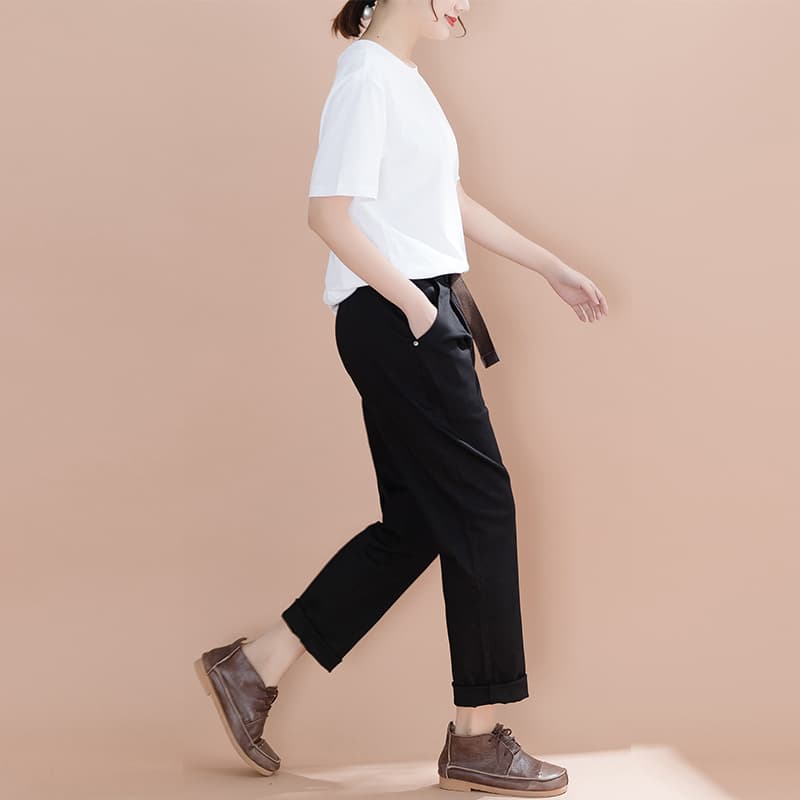ベージュパンツ すっきりシルエットのタックパンツ