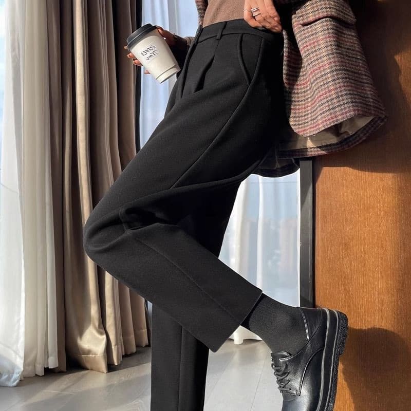 ベージュパンツ 曲線美際立つ大人のセンタープレスパンツ