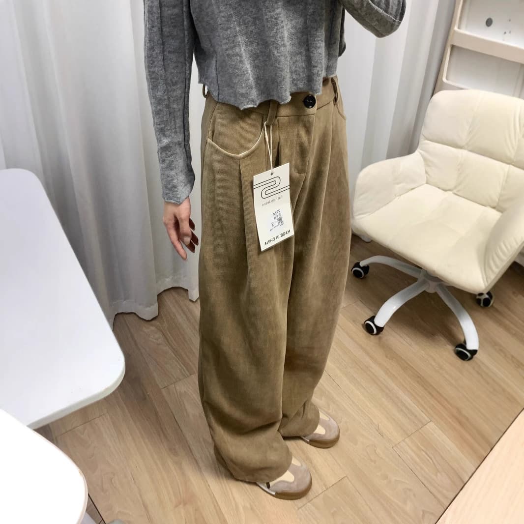 ベージュパンツ たっぷりコーデュロイワイドパンツ