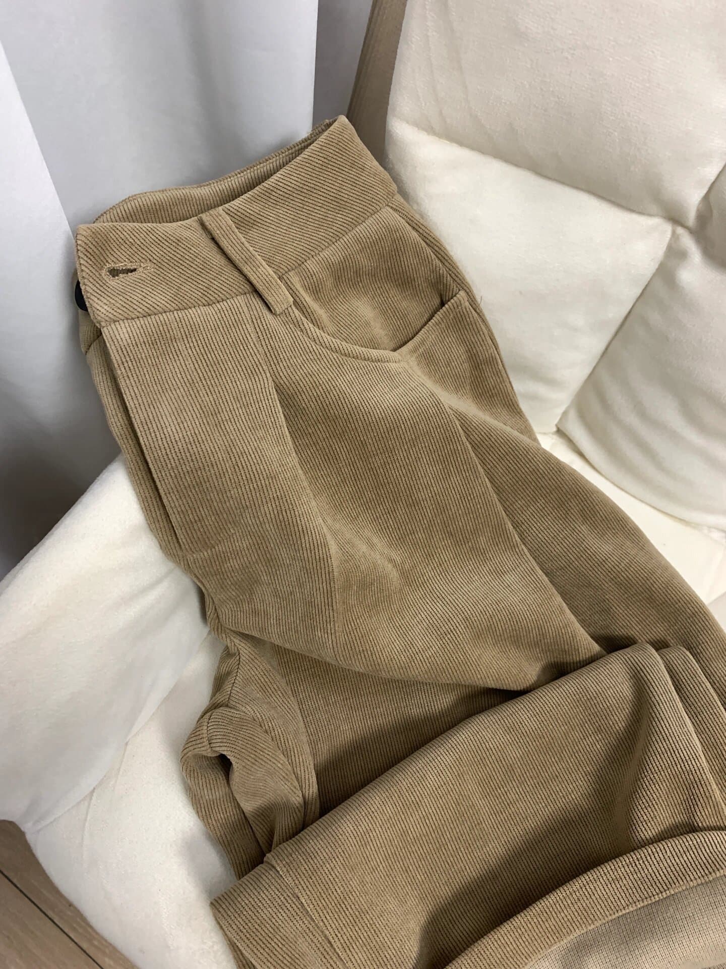 ベージュパンツ たっぷりコーデュロイワイドパンツ