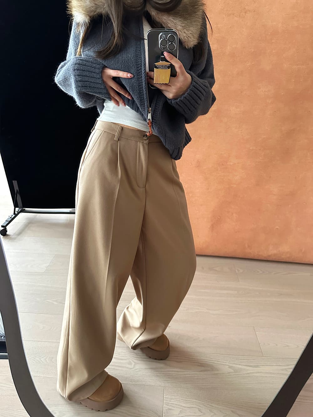 ベージュパンツ ウエストすっきりワイドパンツ