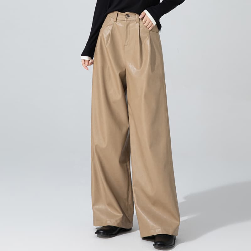 ベージュパンツ ゆったりシルエット光沢レザー調パンツ