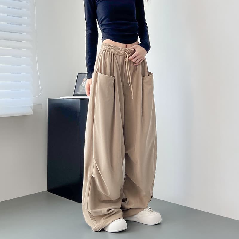 ベージュパンツ ゆったりワイドシルエット大容量ポケット付きパンツ
