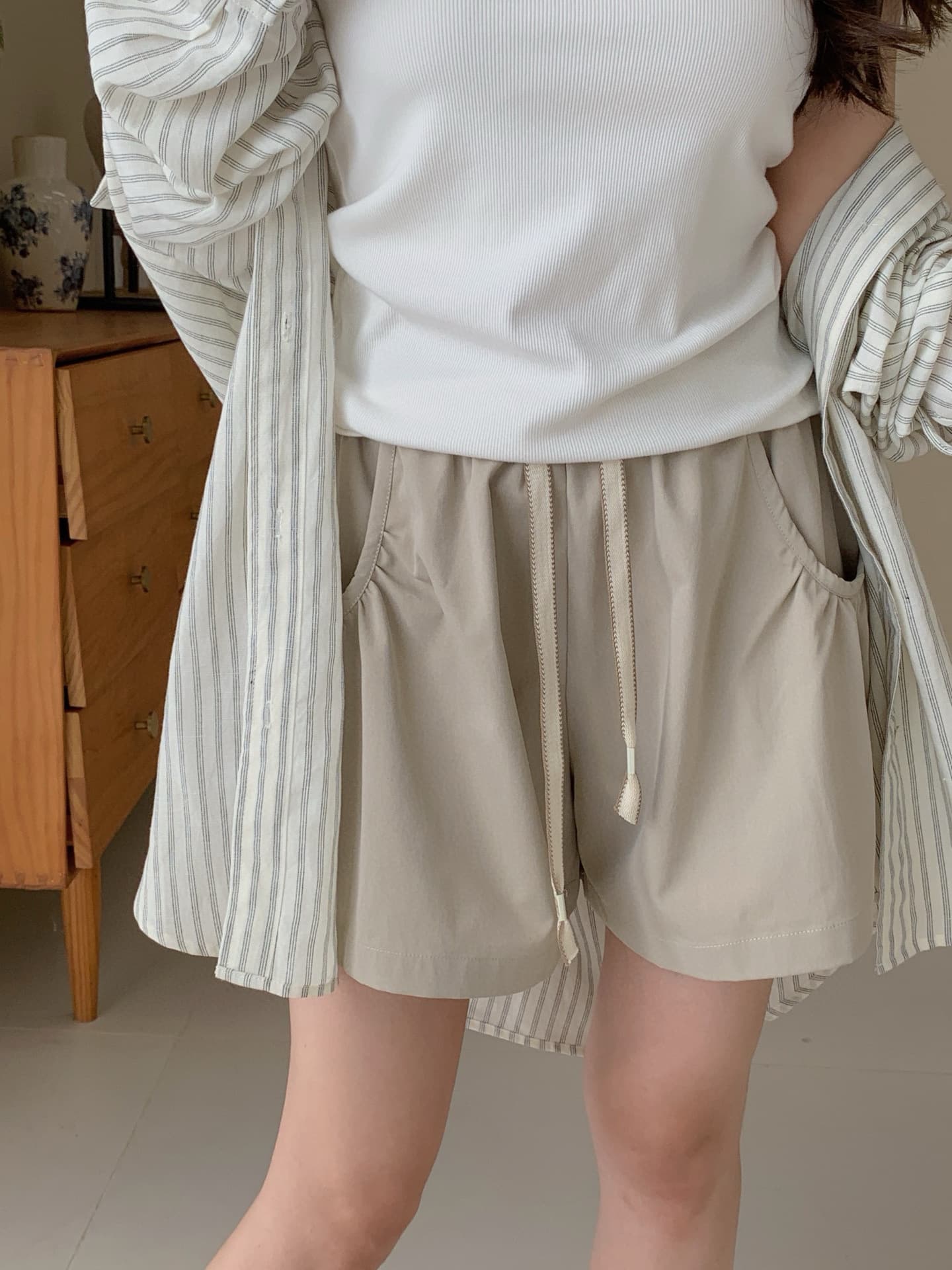 ベージュパンツ レディース ゆったりポケット付きリラックスショートパンツ