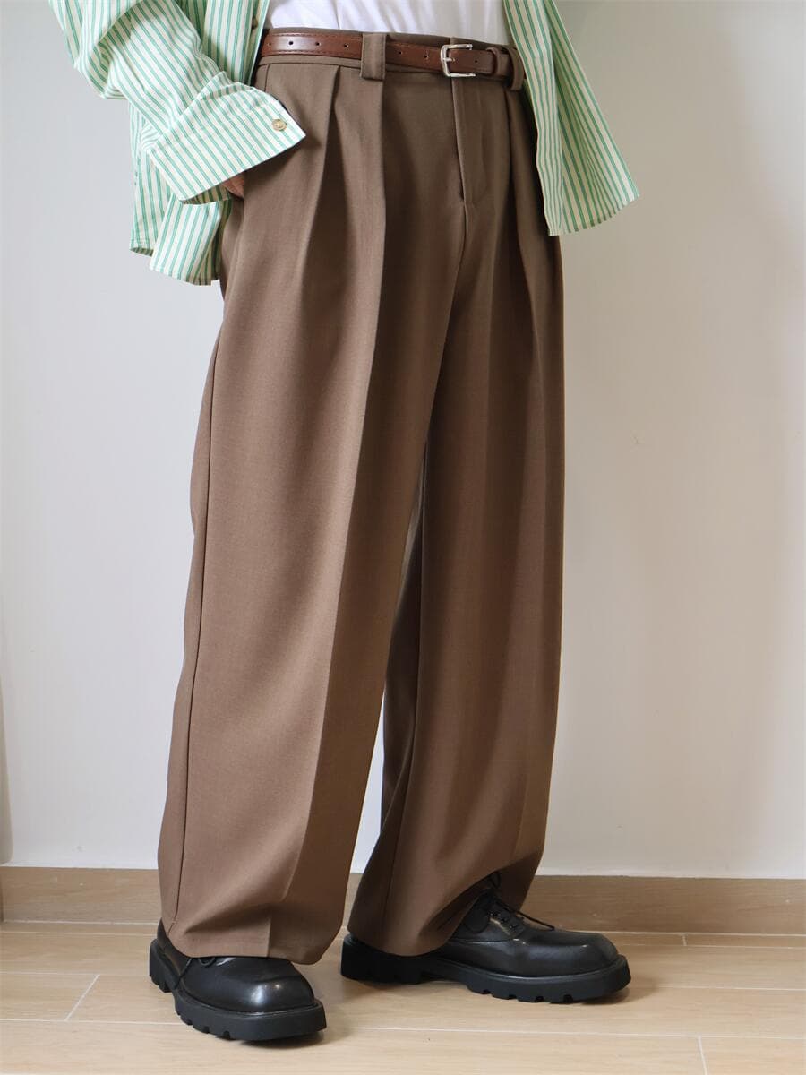ベージュパンツ ゆったりタック入りワイドスラックス