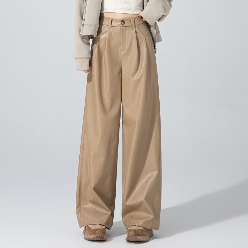 ベージュパンツ ゆったりシルエット光沢レザー調パンツ