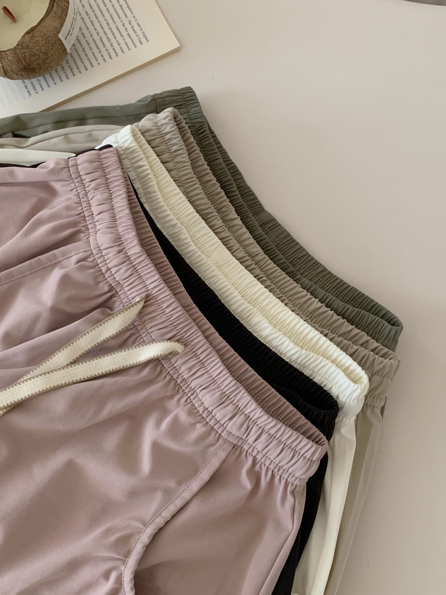 ベージュパンツ レディース ゆったりポケット付きリラックスショートパンツ