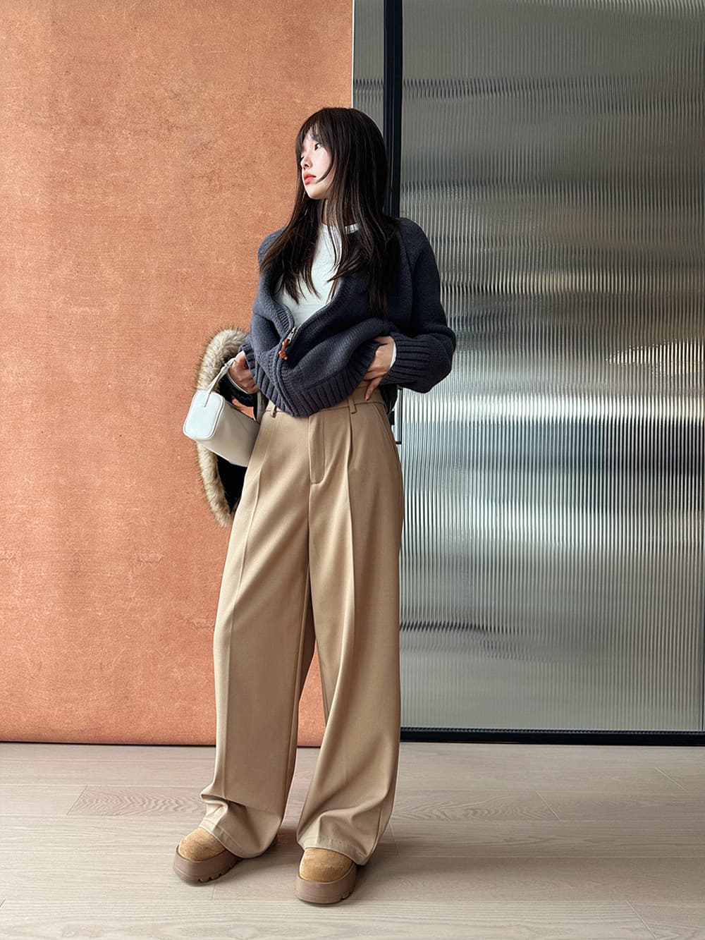 ベージュパンツ ウエストすっきりワイドパンツ