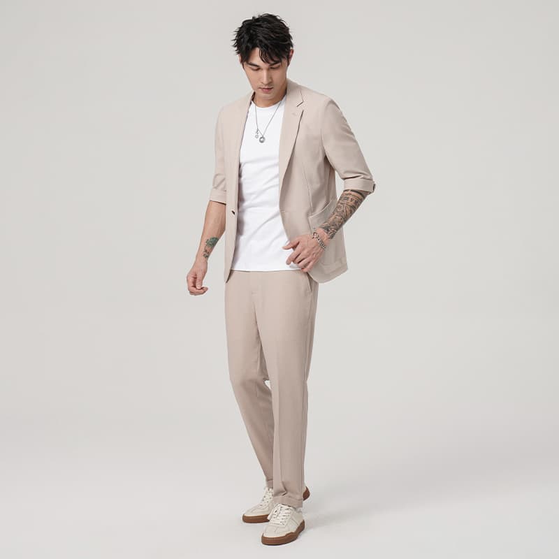 ベージュパンツ しなやかな大人のタックパンツ