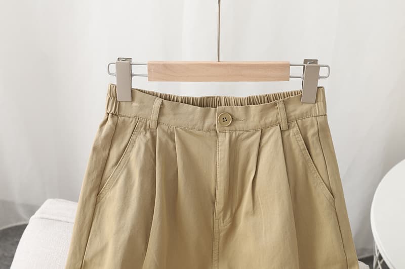 ベージュパンツ ゆったりウエストテーパードパンツ